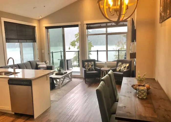 Sandy Feet Retreat Port Renfrew- Oceanfront 2Br Modern Cottage